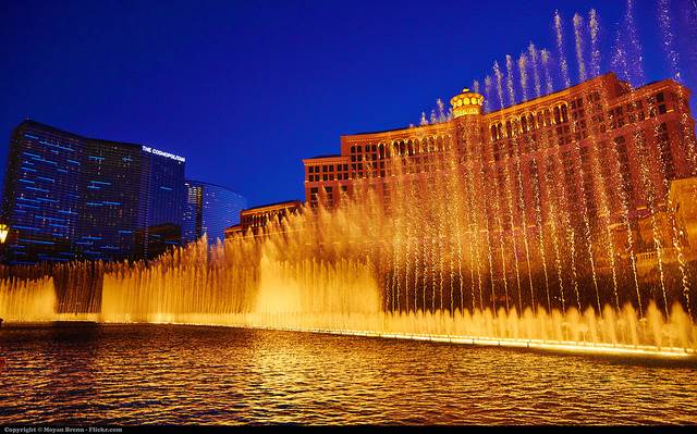 Beautiful view of a water fountain in the famous US city Las Vegas .